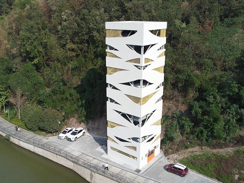 Sistema de estacionamento com elevador vertical de dente-pente
